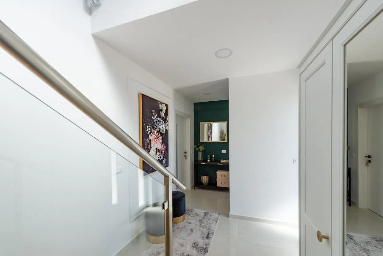 Galižana Apartvilla Zanna With Sea View For 4 People شقة