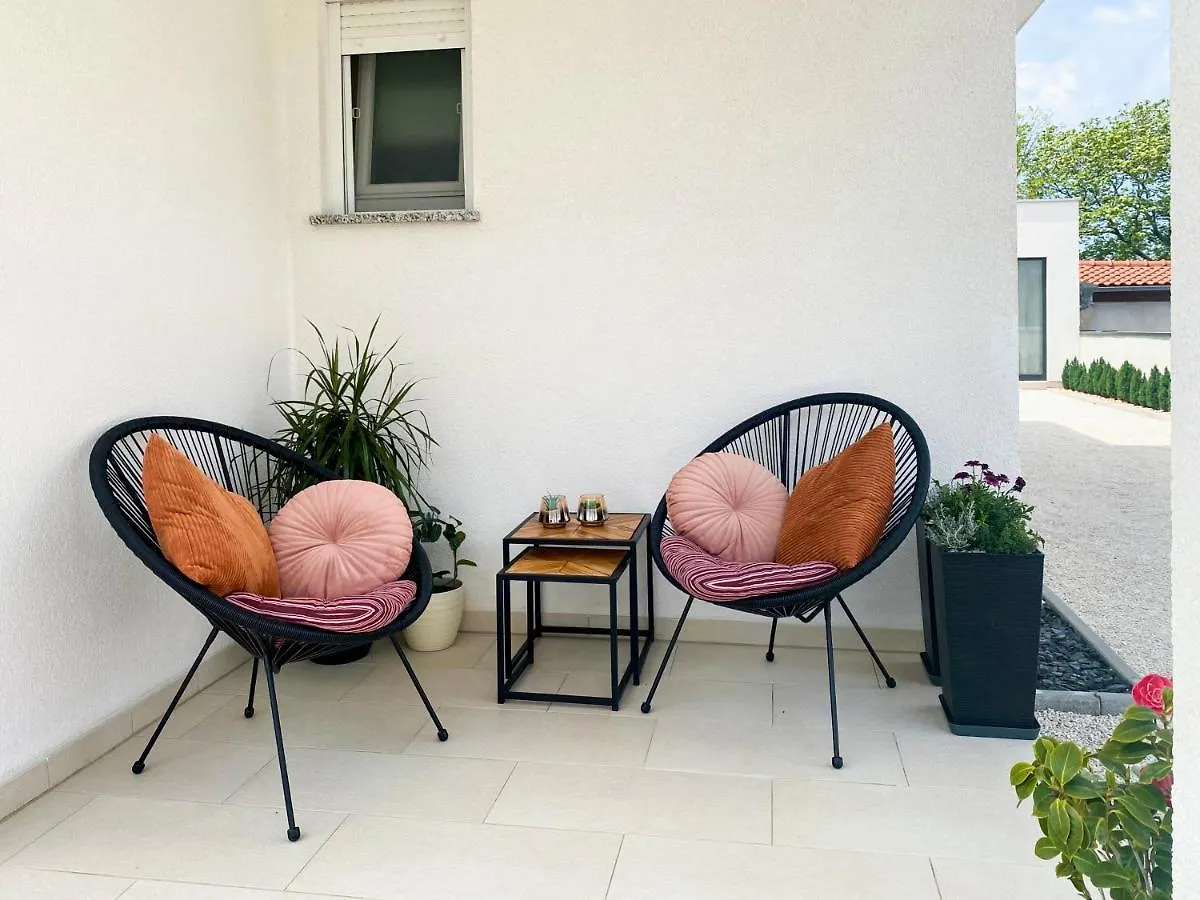 Apartvilla Zanna With Sea View For 4 People Galižana 0*,